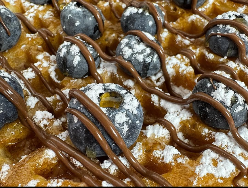 Gaufre sucrée aux myrtilles et coulis de chocolat
