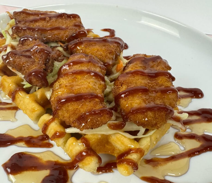 Gaufre salée au poulet croustillant et sauce BBQ maison